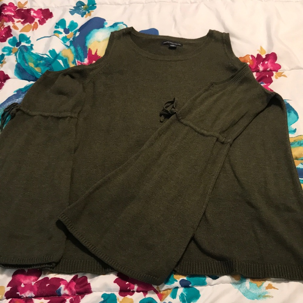 American Eagle Exposed Shoulder Bell Sleeve Top